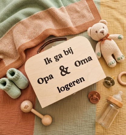 Houten koffertje ik ga bij opa en oma logeren