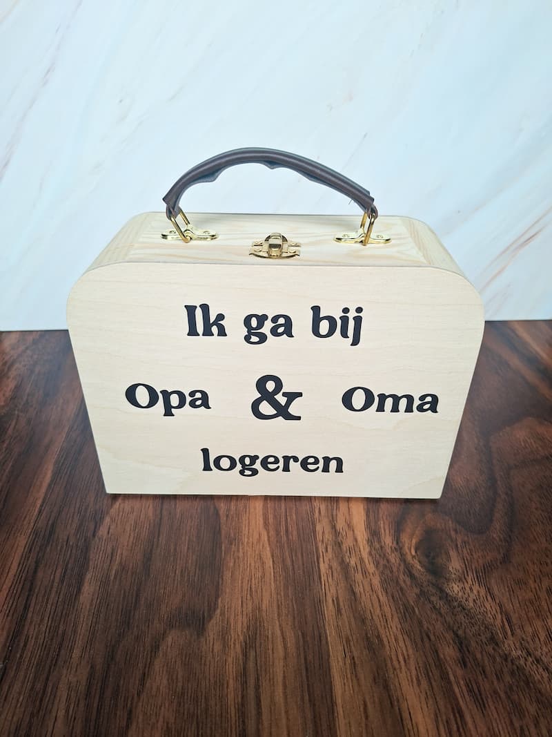 Houten koffertje ik ga bij opa en oma logeren