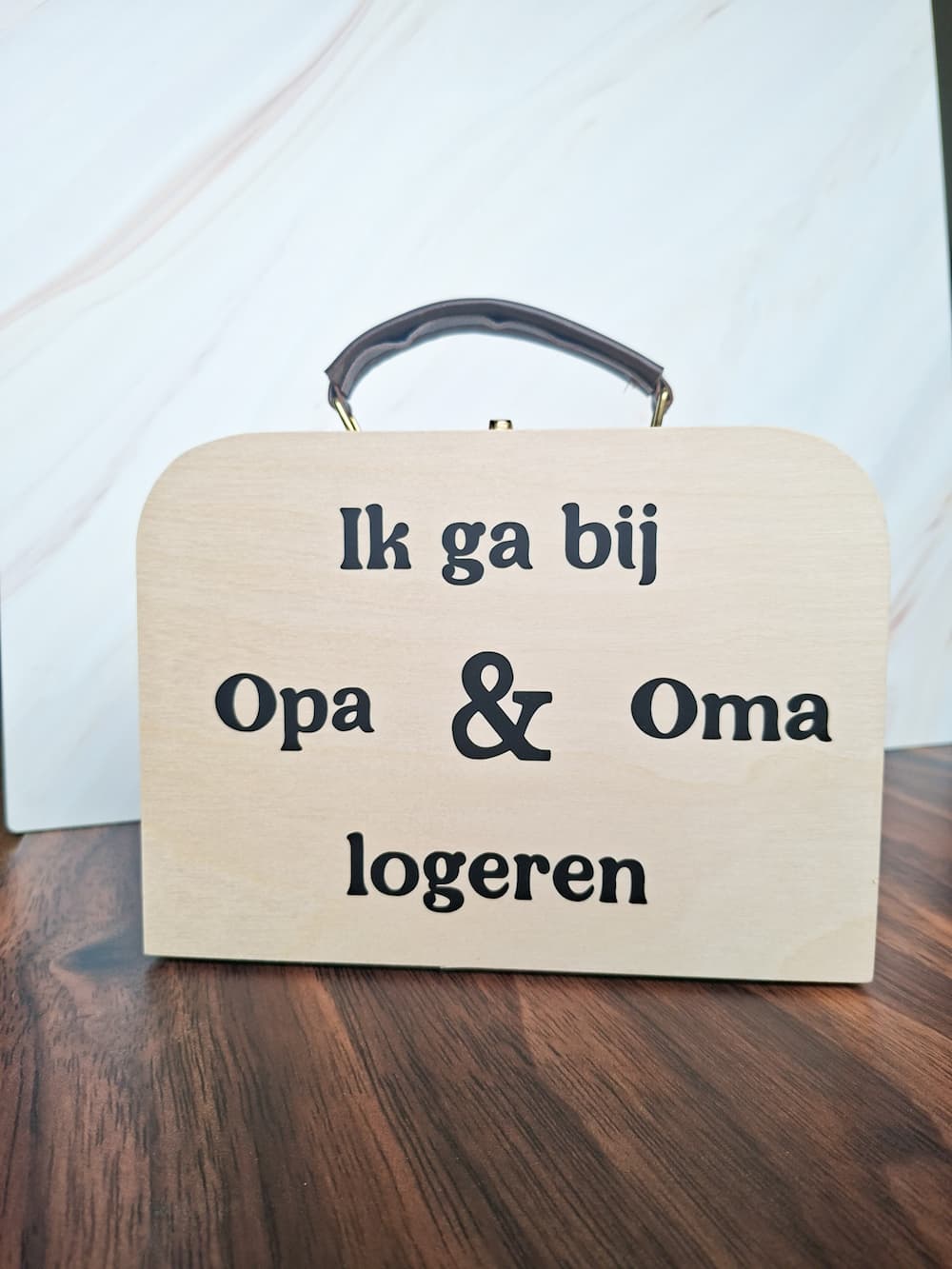 Houten koffertje ik ga bij opa en oma logeren