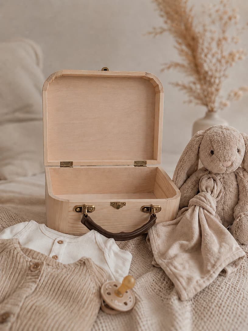 Houten koffertje mijn geboortespulletjes